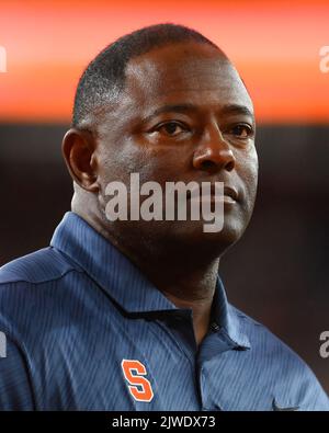 03. September 2022: Dino Babers, Cheftrainer von Syracuse Orange, schaut vor dem Spiel gegen die Louisville Cardinals am Samstag, 3. September 2022 im JMA Wireless Dome in Syracuse, New York, nach. Rich Barnes/CSM Stockfoto