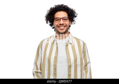 Fröhlicher Mann mit Brille und gestreiftem Hemd Stockfoto