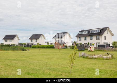 Neue niederländische Familienhäuser an einem vinex-Standort in Almere Oosterwold, Niederlande Stockfoto