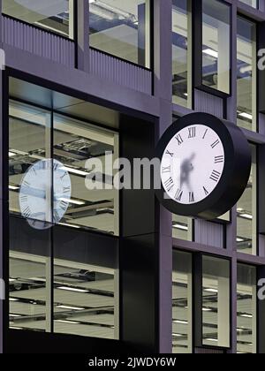 Uhr im Außenbereich des Gebäudes mit Malzeit. 50 Eastbourne Terrace, London, Großbritannien. Architekt: Sheppard Robson, 2021. Stockfoto