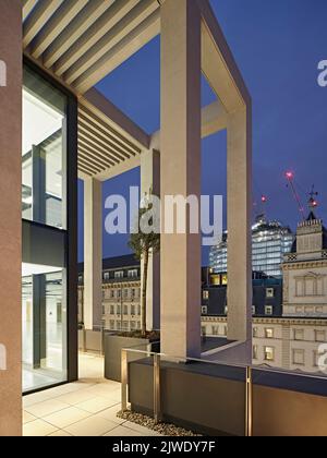 Terrasse im oberen Stockwerk mit Stadtblick. 50 Eastbourne Terrace, London, Großbritannien. Architekt: Sheppard Robson, 2021. Stockfoto