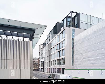 Blick auf die Fassade mit Eingang zur Paddington Station. 50 Eastbourne Terrace, London, Großbritannien. Architekt: Sheppard Robson, 2021. Stockfoto