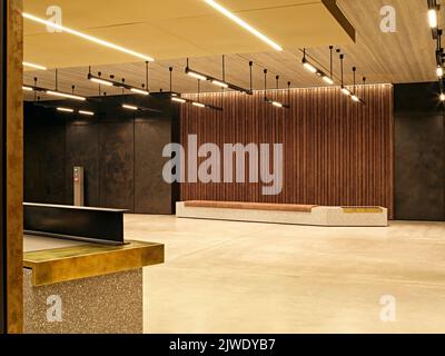 Eingang im Erdgeschoss mit Rezeptionstresen. 50 Eastbourne Terrace, London, Großbritannien. Architekt: Sheppard Robson, 2021. Stockfoto