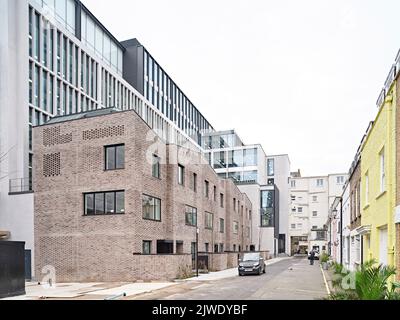 Blick auf die Fassade entlang des Chilworth Mews. 50 Eastbourne Terrace, London, Großbritannien. Architekt: Sheppard Robson, 2021. Stockfoto