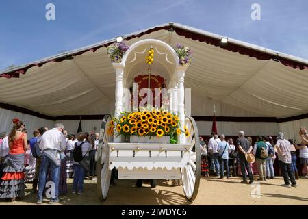 Barcelona, Katalonien, Spanien, 4. Juli 2022: Eine Kutsche mit Sonnenblumen, umgeben von Menschen während der Wallfahrt der Jungfrau von El Rocio Stockfoto