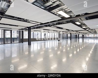 Unmöblierter Büroraum mit Vollverglasung. 50 Eastbourne Terrace, London, Großbritannien. Architekt: Sheppard Robson, 2021. Stockfoto