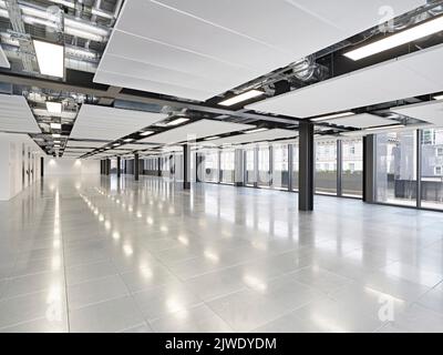 Unmöblierter Büroraum mit Vollverglasung. 50 Eastbourne Terrace, London, Großbritannien. Architekt: Sheppard Robson, 2021. Stockfoto