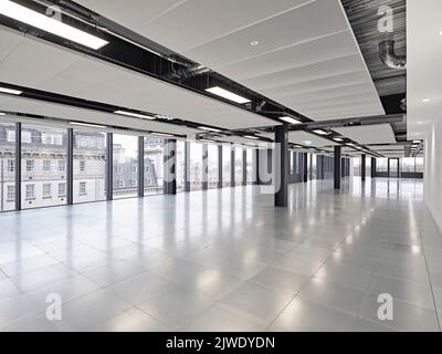 Unmöblierter Büroraum mit Vollverglasung. 50 Eastbourne Terrace, London, Großbritannien. Architekt: Sheppard Robson, 2021. Stockfoto