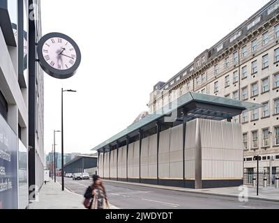 Blick auf die Eastbourne Terrace mit Eingang zum Bahnhof Paddington. 50 Eastbourne Terrace, London, Großbritannien. Architekt: Sheppard Robson, 2021 Stockfoto