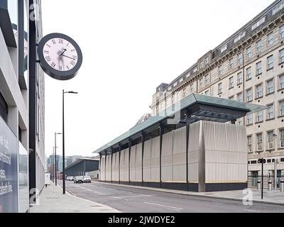 Blick auf die Eastbourne Terrace mit Eingang zum Bahnhof Paddington. 50 Eastbourne Terrace, London, Großbritannien. Architekt: Sheppard Robson, 2021 Stockfoto