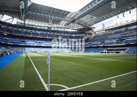 Gesamtansicht des Santiago Bernabeu-Stadions während des Fußballspiels der spanischen Meisterschaft La Liga zwischen Real Madrid und Real Betis am 3. September 2022 im Santiago Bernabeu-Stadion in Madrid, Spanien - Foto: Alvaro Medanda/DPPI/LiveMedia Stockfoto