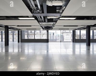 Unmöblierter Büroraum mit Vollverglasung. 50 Eastbourne Terrace, London, Großbritannien. Architekt: Sheppard Robson, 2021. Stockfoto