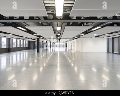 Unmöblierter Büroraum mit Vollverglasung. 50 Eastbourne Terrace, London, Großbritannien. Architekt: Sheppard Robson, 2021. Stockfoto