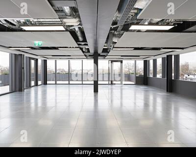 Unmöblierter Büroraum mit Vollverglasung. 50 Eastbourne Terrace, London, Großbritannien. Architekt: Sheppard Robson, 2021. Stockfoto