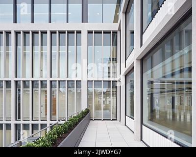 Blick auf die Terrasse im oberen Stockwerk. 50 Eastbourne Terrace, London, Großbritannien. Architekt: Sheppard Robson, 2021. Stockfoto