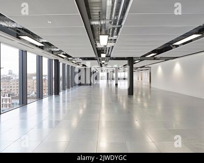 Unmöblierter Büroraum mit Vollverglasung. 50 Eastbourne Terrace, London, Großbritannien. Architekt: Sheppard Robson, 2021. Stockfoto