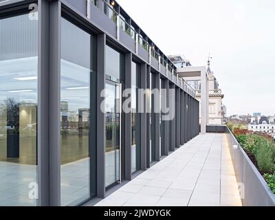 Blick auf die Dachterrasse mit Blick auf die Stadt. 50 Eastbourne Terrace, London, Großbritannien. Architekt: Sheppard Robson, 2021. Stockfoto