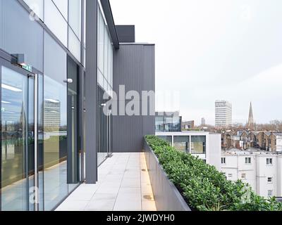 Terrasse im oberen Stockwerk mit Stadtblick. 50 Eastbourne Terrace, London, Großbritannien. Architekt: Sheppard Robson, 2021. Stockfoto