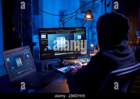 Programmierer, der mit 3D Grafiken auf dem Computer arbeitet Stockfoto