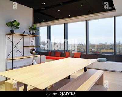 Lounge im oberen Stockwerk mit großer Verglasung. 50 Eastbourne Terrace, London, Großbritannien. Architekt: Sheppard Robson, 2021. Stockfoto