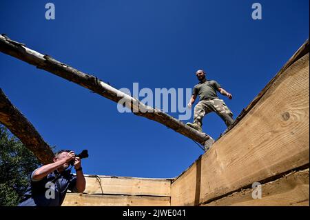 REGION SAPORISCHSCHSCHJA, UKRAINE - 02. SEPTEMBER 2022 - Ein Soldat wird an einer der Stellungen der ukrainischen Streitkräfte gesehen, wo sie die Verteidigungseinrichtungen durch die Installation von Metallbunkern, Saporischschschja, Südostukraine, verbessern. Stockfoto