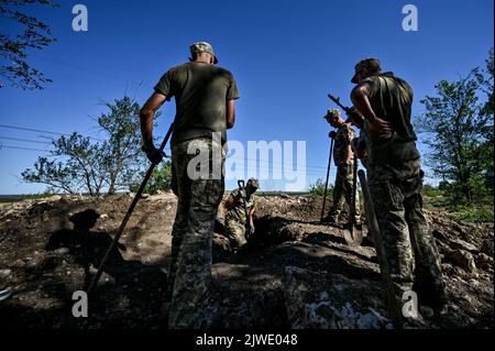 REGION SAPORISCHSCHSCHJA, UKRAINE - 02. SEPTEMBER 2022 - Soldaten werden an einer der Positionen der ukrainischen Streitkräfte gesehen, wo sie die Verteidigungseinrichtungen durch die Installation von Metallbunkern, Saporischschschja, Südostukraine, verbessern. Stockfoto