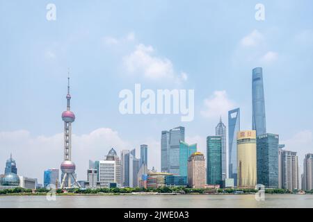 Shanghai, China - 27. Juli 2018: Pudong ist der neue Teil von Shanghai, gegenüber dem Huangpu-Fluss vom alten Shanghai. Stockfoto