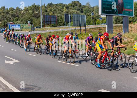 Braga, Portugal : 12. August 2022, - Radfahrer, die an der Etappe Santo Tirso teilnehmen - Braga in Volta a Portugal Rennen, Braga, Portugal Stockfoto