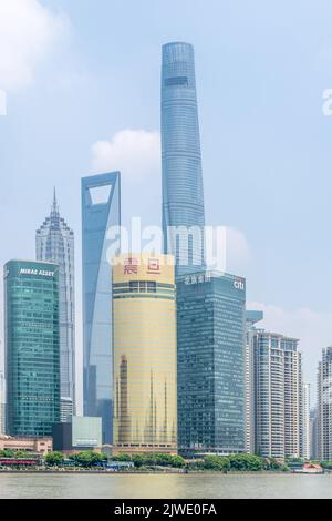 Shanghai, China - 27. Juli 2018: Pudong ist der neue Teil von Shanghai, gegenüber dem Huangpu-Fluss vom alten Shanghai. Stockfoto