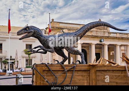 Statue des Blauen Velociraptors, der vor kurzem in dem Film Jurassic World Dominion spielte, der teilweise vor Ort auf Malta gedreht wurde, jetzt auf Vallett platziert Stockfoto