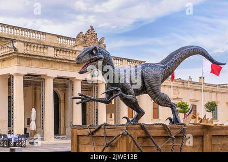 Statue des Blauen Velociraptors, der vor kurzem in dem Film Jurassic World Dominion spielte, der teilweise vor Ort auf Malta gedreht wurde, jetzt auf Vallett platziert Stockfoto