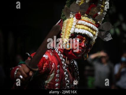 Kathmandu, Bagmati, Nepal. 5. September 2022. Eine maskierte Tänzerin tritt im Rahmen von ''Devi Pyankha''(Devi Dance) auf, um den Beginn des Indrajatra-Festivals in Kathmandu, Nepal, am 5. September 2022 zu feiern. Nepali feiern das Indrajatra-Fest, um "Indra", den König gottes, nach dem hinduistischen Mythos anzubeten. (Bild: © Sunil Sharma/ZUMA Press Wire) Stockfoto