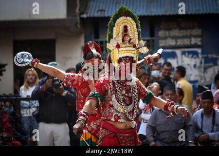 Kathmandu, Bagmati, Nepal. 5. September 2022. Maskentänzer treten im Rahmen von ''Devi Pyankha''(Devi Dance) auf, um den Beginn des Indrajatra-Festivals in Kathmandu, Nepal, am 5. September 2022 zu feiern. Nepali feiern das Indrajatra-Fest, um "Indra", den König gottes, nach dem hinduistischen Mythos anzubeten. (Bild: © Sunil Sharma/ZUMA Press Wire) Stockfoto