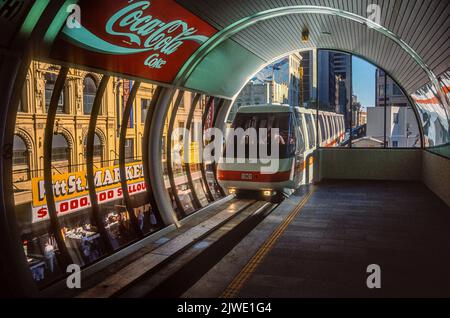 Die TNT Habourlink Monorail auf der Pitt Street in 1988, Sydney, New South Wales, Australien Stockfoto