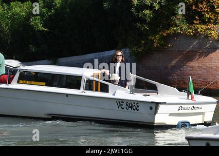 Venedig, Italien. 05. September 2022. Sigourney Weaver sah, wie sie ihren Hoptel während des Internationalen Filmfestivals von Venedig 79. am 05. September 2022 in Venedig, Italien, verließ. Quelle: SIPA USA/Alamy Live News Stockfoto