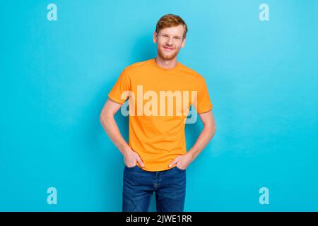Foto von gut aussehenden zufrieden Mann kaufen Store Center modische Kleidung Outfit Arme Tasche isoliert auf aquamarin Farbe Hintergrund Stockfoto