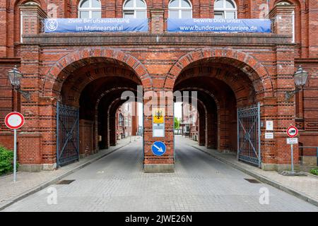 Marinearsenal und Wehrwissenschaftliches Institut, ehemals Werfttor 1 als Haupteingang und Hauptverwaltung der Kaiserlichen Werft in Wilhelmshaven Stockfoto