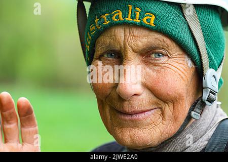 Ältere Wandererin, die in die Kamera schaut. Ältere Frau-Kletterin wandert in den Bergen. Kaukasus. Aktive Pensionierung. Aktiver Lebensstil Stockfoto