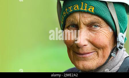 Ältere Wandererin, die in die Kamera schaut. Ältere Frau-Kletterin wandert in den Bergen. Kaukasus. Aktive Pensionierung. Aktiver Lebensstil Stockfoto