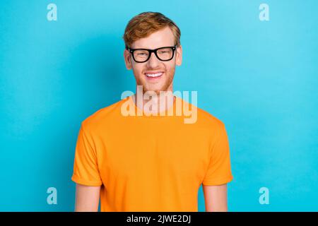 Foto von zufrieden gut aussehenden Mann tragen modische Outfit schöne Augen Accessoire auf cyan Farbe Hintergrund isoliert Stockfoto