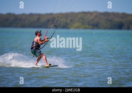 Clearwater, FL, 12. März: Kite-Surfer gleitet am 12. März 2016-2 über das Wasser und beobachtet seinen Kite Stockfoto