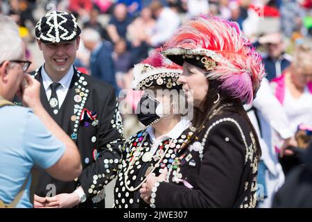 Perlkönige und Queens werden gesehen, wenn sich die Menschen zu den St. George’s Day Feiern auf dem Trafalgar Square im Zentrum von London versammeln. Stockfoto