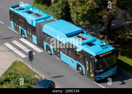 OSTRAVA, TSCHECHISCHE REPUBLIK - 15. AUGUST 2019: Solaris Urbino 18 CNG Gelenkbus in den Straßen von Ostrava mit Schwenkeffekt Stockfoto