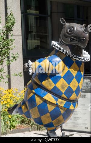 Die skurrilen Bronzestatuen von Bjorn Okholm Skaarup sind auf dem Pershing Square vor dem Grand Central Terminal, New York City, USA 2022, ausgestellt Stockfoto