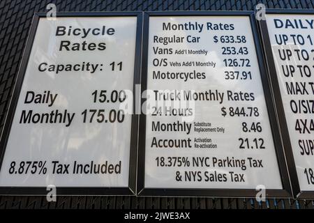 Parkgarage Preise Schild in New York City, 2022 Stockfoto