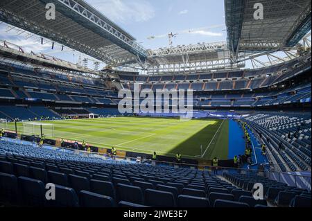 Gesamtansicht des Santiago Bernabeu-Stadions während des Fußballspiels der spanischen Meisterschaft La Liga zwischen Real Madrid und Real Betis am 3. September 2022 im Santiago Bernabeu-Stadion in Madrid, Spanien - Foto: Alvaro Medanda/DPPI/LiveMedia Stockfoto