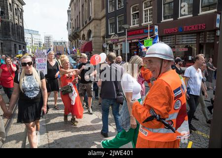 09-04-2022.Amsterdam, Niederlande.Protest gegen die Regierungspolitik.Einige Tausend Menschen marschierten durch Amsterdam, um gegen Koronamaßnahmen und andere Themen wie Energiepreise, den Krieg in Ukrain, die Stickstoff- und Flüchtlingskrise und mehr zu protestieren Stockfoto