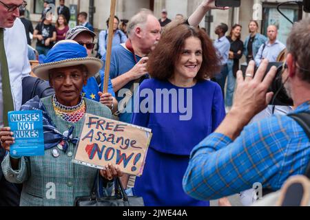 Westminster, London, Großbritannien, 5.. September 2022. Theresa Villiers, die im Queen Elizabeth II-Zentrum eintrifft, wird wegen des Ergebnisses und der Ankündigung des neuen Parteivorsitzenden der Konservativen und des britischen Premierministers kommen. Amanda Rose/Alamy Live News Stockfoto