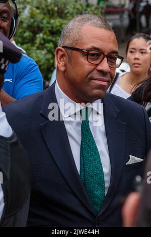 Westminster, London, Großbritannien, 5.. September 2022. James kam geschickt im Queen Elizabeth II Center an, um das Ergebnis und die Ankündigung des neuen konservativen Parteiführers und des britischen Premierministers zu erhalten. Amanda Rose/Alamy Live News Stockfoto