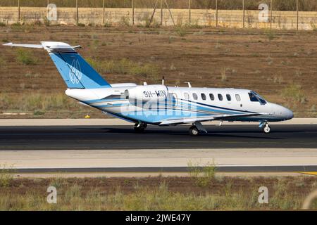 Air Charter Scotland Cessna 525B Citation CJ3+ (REG: 9H-WIN) eine 180-Grad-Drehung für einen Start auf der mittleren Landebahn. Stockfoto